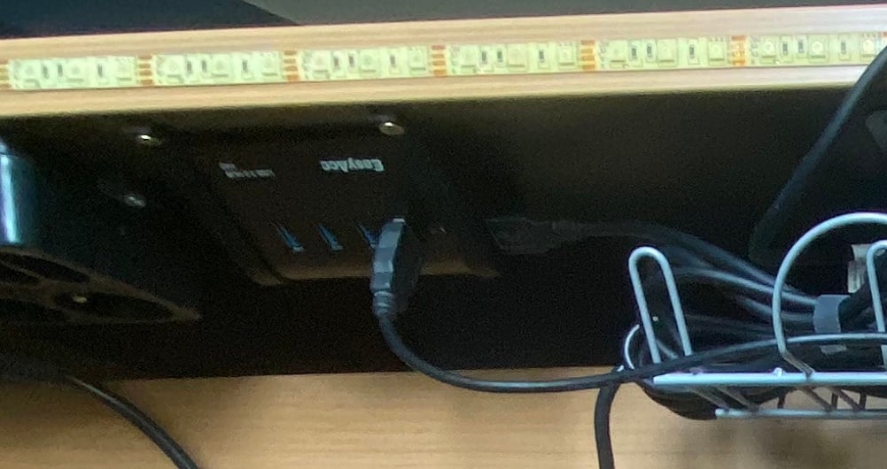 Montaggio hub USB EasyAcc per scrivania/parete