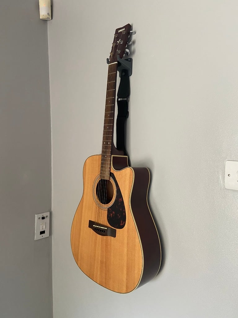 Montaggio a parete per chitarra con spazio per plettri e tracolla