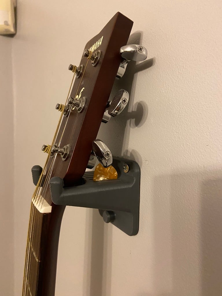 Montaggio a parete per chitarra con spazio per plettri e tracolla