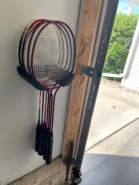 Supporto a parete per 5 racchette da badminton