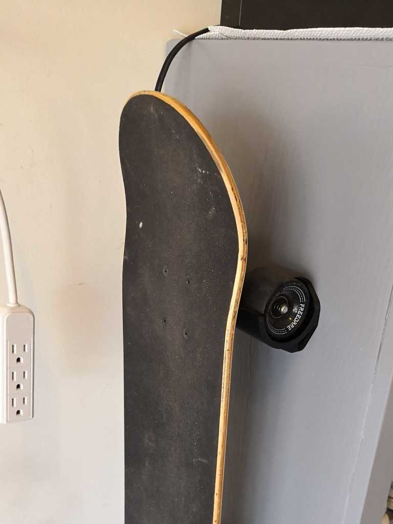 Montaggio a parete per skateboard/longboard