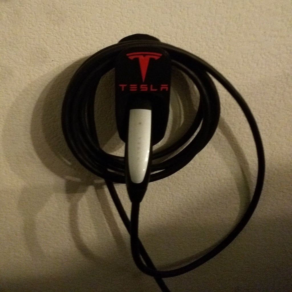 Versione più grande del portacavi Tesla Wall Connector