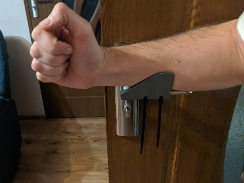 Maniglia della porta per l'utilizzo a mani libere