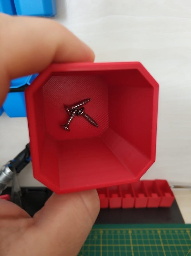 OctoBox piccola scatola a vite montata a parete con magnete