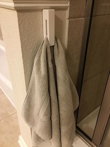 Porta asciugamani in marmo con gancio interno