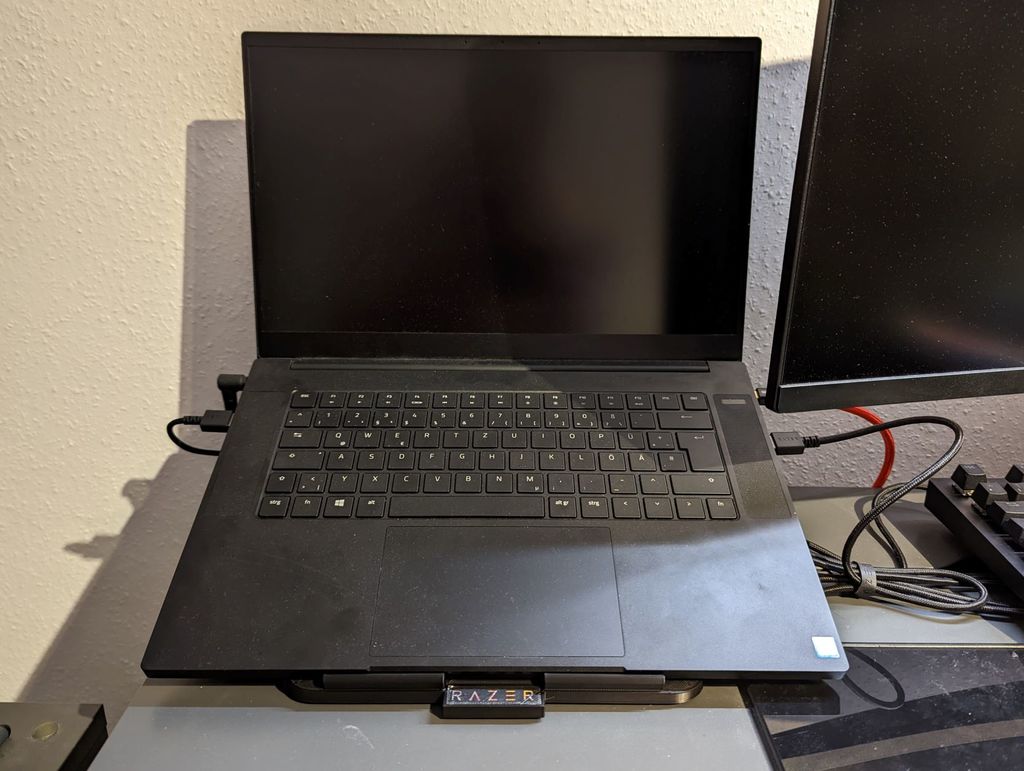 Supporto universale per laptop con design con raffreddamento ad aria per Razer Blade 15 e altri