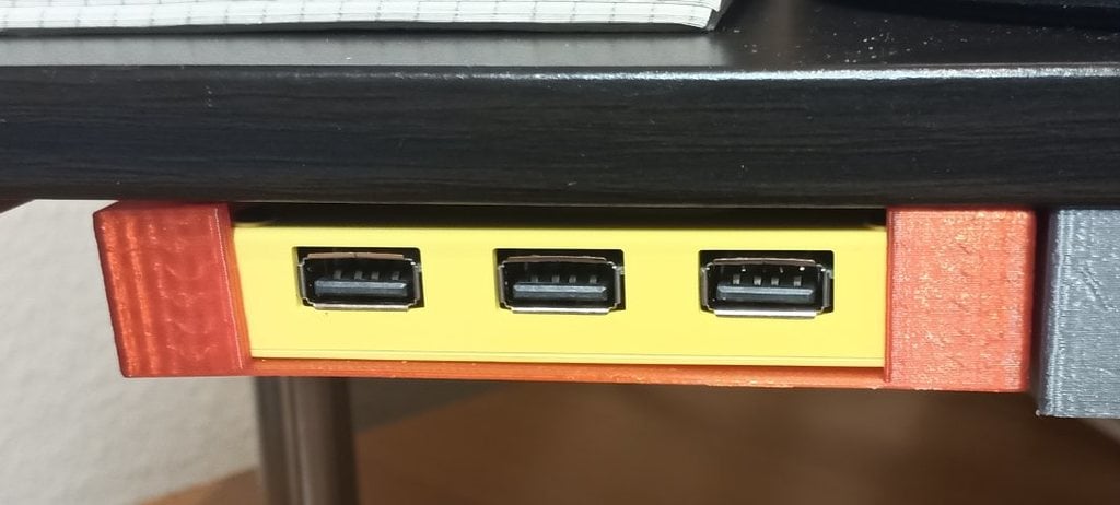 Montaggio sottomensola per hub USB
